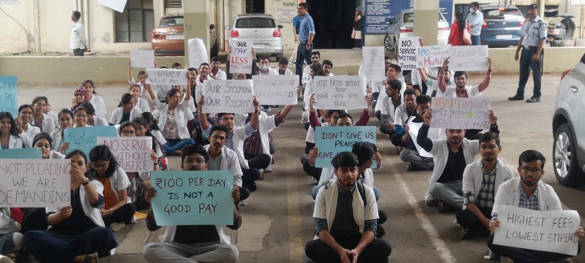 DhananjayMapar1's tweet photo. @abpmajhatv @timesofindia @NagpurTOI @anjayaaTOI @Pravinraje_rade @SGattewar_NGP @Dev_Fadnavis  @drbabukv @nitin_gadkari @MoHFW_INDIA 

₹100/day is not a good pay for MBBS INTERNS https://t.co/LQJDQKTxxR