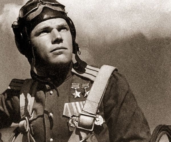 22 августа 1943  года лучший ас Великой Отечественной войны Иван Никитович  Кожедуб уничтожил девяятый немецкий самолет (Fw-190), завершив победный марафон в Курской битве. Свой первый самолет (Ju-87) он сбил тоже на Курской дуге, в начале битвы – 6 июля.