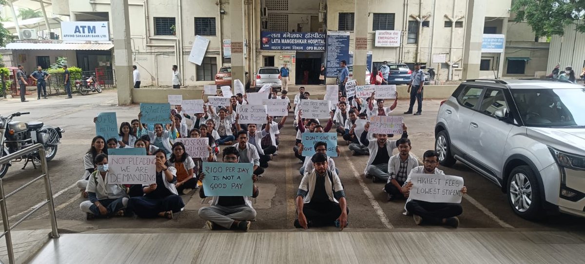 AdeAshutosh's tweet photo. We interns of LATA MANGESHKAR HOSPITAL, sat on strike  demanding rise in our stipend which is currently 3k less than minimum wages given to a labourer..
100 रुपये मजदूरी है,
ये हडताल जरूरी है |
#peacfullstrike #justicefordoctor
#stipend https://t.co/YjxKNcvAF1 https://t.co/uapHgbpjio