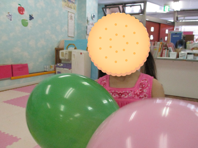 Comodo72404428's tweet photo. 今日は、新しいお友達がやってきました♬　ひよこ組のＩくんです。

　りす組・くま組のお兄さん、お姉さんがＩくんの入園式を盛大にお祝いしたよ😊　明日から一緒に過ごすのが楽しみだね💛

　久しぶりの風船遊びでは、汗だくになりながら室内を駆け巡たり、風船を投げたりして過ごしました😊(笑) https://t.co/7C0n72EC39