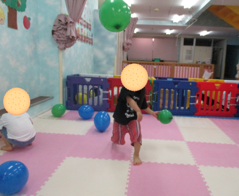 Comodo72404428's tweet photo. 今日は、新しいお友達がやってきました♬　ひよこ組のＩくんです。

　りす組・くま組のお兄さん、お姉さんがＩくんの入園式を盛大にお祝いしたよ😊　明日から一緒に過ごすのが楽しみだね💛

　久しぶりの風船遊びでは、汗だくになりながら室内を駆け巡たり、風船を投げたりして過ごしました😊(笑) https://t.co/7C0n72EC39