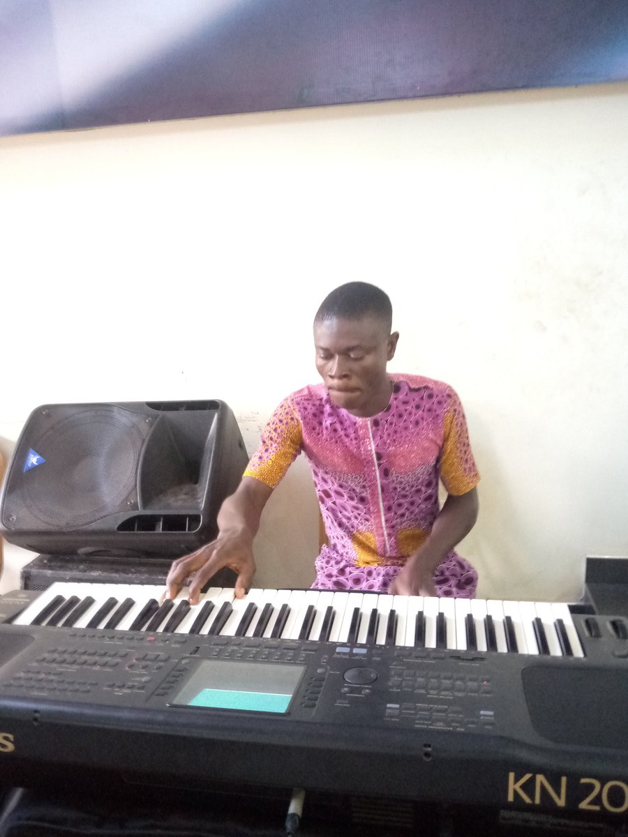 SamBoT1213's tweet photo. Fingers on the keys. Purged for the master use. Sunday Service at The Apostolic Church-  Ghana, Mountain View District https://t.co/umAp8vW5q5