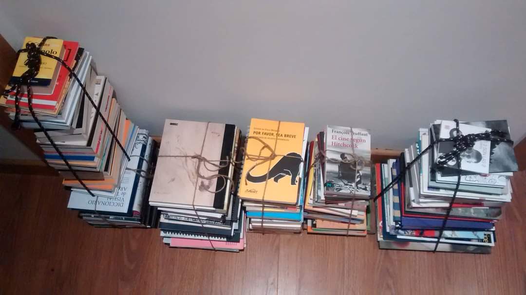 El móvil recuerda que ayer se cumplieron 7 años de mi mudanza a Madrid. El mejor de los consejos que me dieron: mover los libros en montones atados con cuerdas y no en cajas, que se desfondan por el peso; así ha sido cada mudanza desde entonces. La sabiduría hay que compartirla.