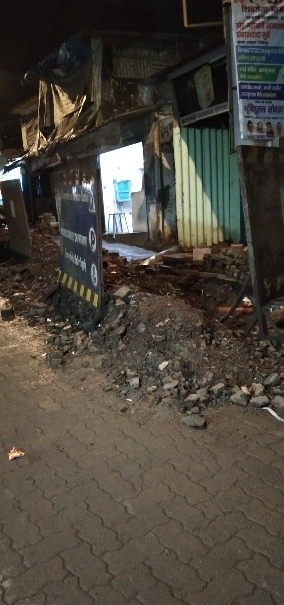 kaustubh98b's tweet photo. दोन महिने झाले अजूनही काम पूर्ण झालेलं नाही.२५ तारखेपासून ह्याच मार्गावरुन गणेश मूर्तींचे आगमन सोहळे होणार आहेत, रस्त्याच्या अश्या अवस्थेमुळे आगमनास अडथळा होईल,उर्वरित काम 2 दिवसात पूर्ण करावीत आणि आगमनाचा अडथळा दूर करावा.ठिकाण- न्यू फिश मार्केट जवळ,काजूपाडा
 @mybmc @mybmcWardRC https://t.co/L6eGeEJnvk