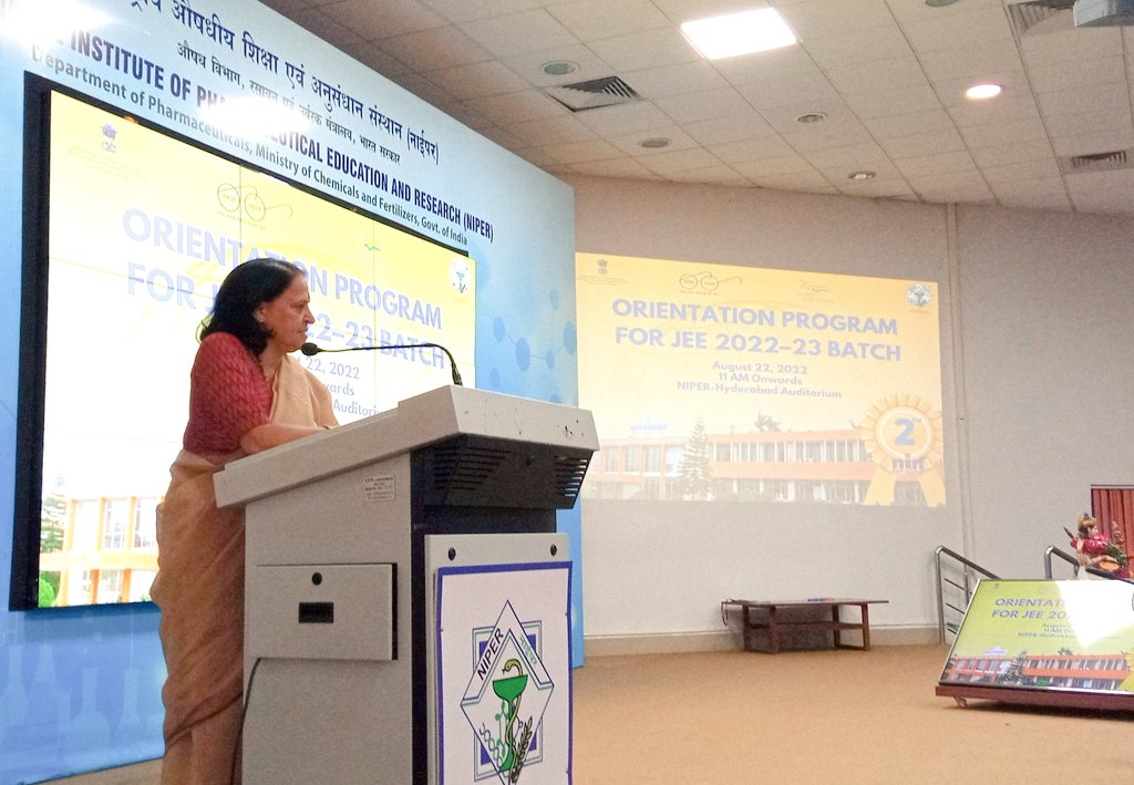 NIPERHyd's tweet photo. #Orientationprogram for new batch #NIPERJEE2022

Dr Shashi Bala Singh, Director, @NIPERHyd addressing the new students

@Pharmadept @mansukhmandviya @OfficeOf_MM @bhagwantkhuba @rajneeshtingal @satishkreddy #NIPER #JEE #NIPERHyd #NIPERHyderabad https://t.co/RvXziP6zHn