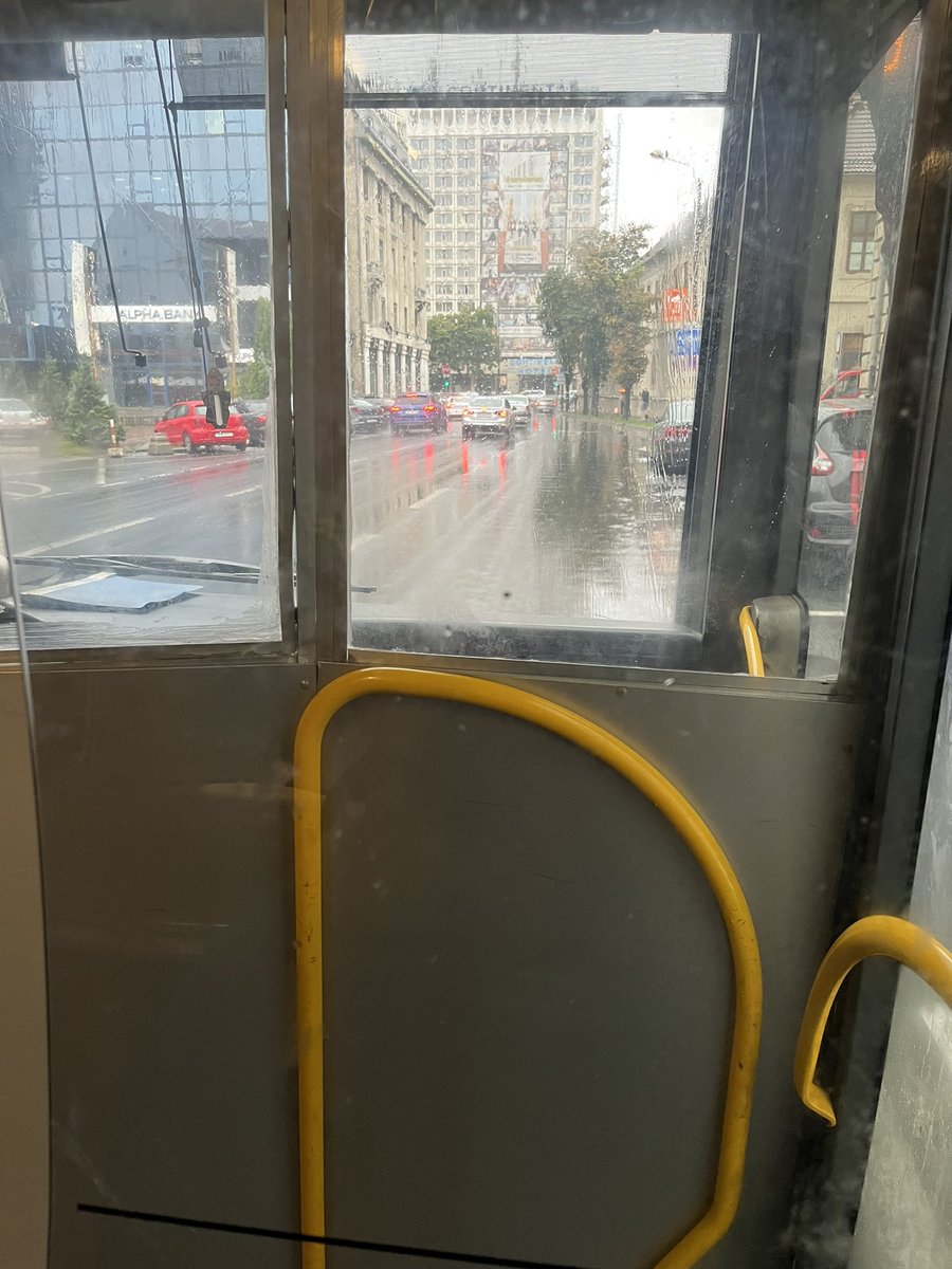 ione_ione78's tweet photo. Neața ,folosim mijloacele de transport in comun azi #ploua https://t.co/bmPMPEiejj
