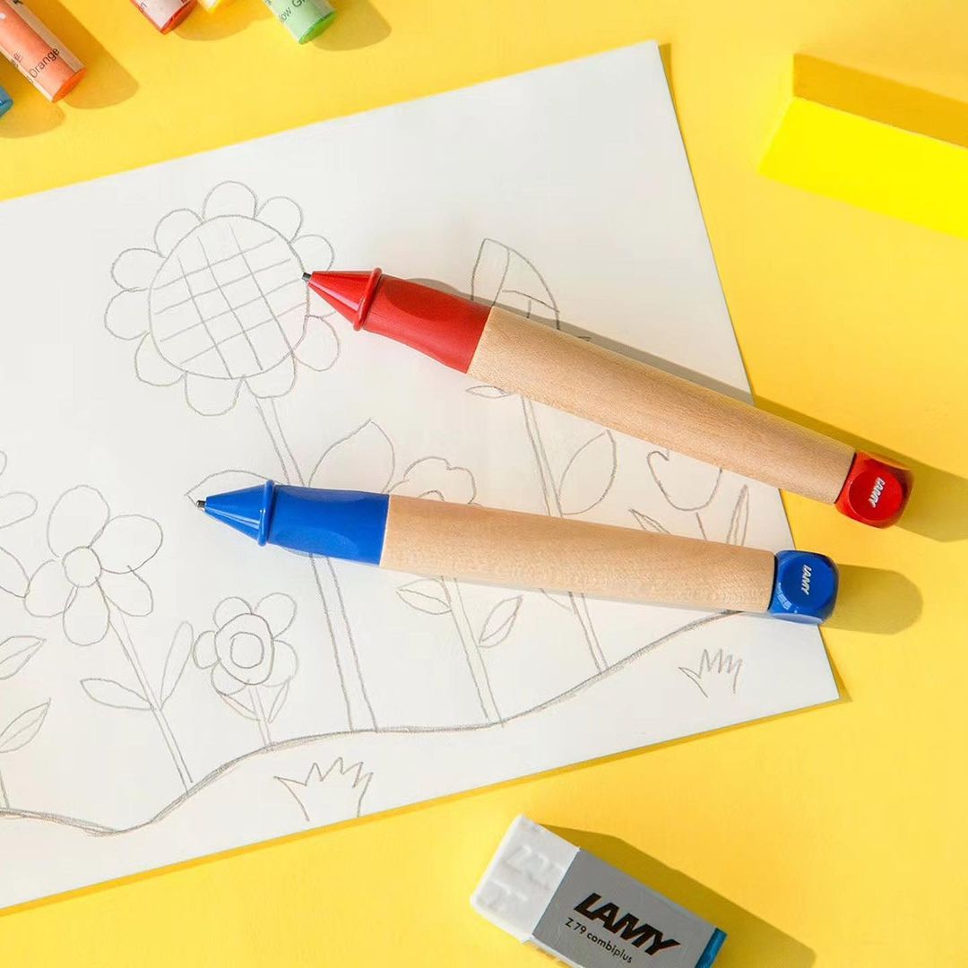 LAMY_Romania's tweet photo. Gama LAMY abc este alegerea ideală pentru copiii 🧒👦 care învață să scrie primele cuvinte. Recomandăm să se înceapă cu creionul mecanic✍️, iar mai apoi să se facă trecerea la stilou. 

Gama #LAMY abc ➡️https://t.co/TiMSbvL7fI https://t.co/zJ1BkrZo7E