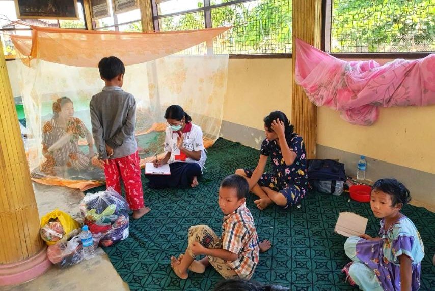 MyanmarRedCross's tweet photo. #Displaced people from #Sezin village, need humanitarian assistance now. Over 480 displaced households recently reached to the shelters in Hpakant tsp. We urgently provided the people with #PsychologicalFirstAid #MedicalCover and keep distributing the emergency relief items. https://t.co/erFfMWyl6X