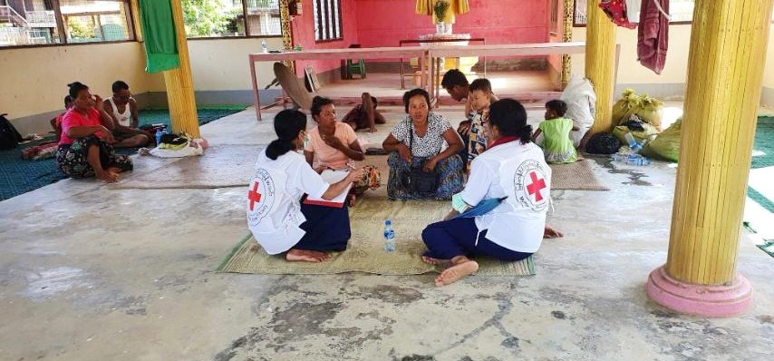 MyanmarRedCross's tweet photo. #Displaced people from #Sezin village, need humanitarian assistance now. Over 480 displaced households recently reached to the shelters in Hpakant tsp. We urgently provided the people with #PsychologicalFirstAid #MedicalCover and keep distributing the emergency relief items. https://t.co/erFfMWyl6X