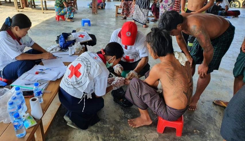 MyanmarRedCross's tweet photo. #Displaced people from #Sezin village, need humanitarian assistance now. Over 480 displaced households recently reached to the shelters in Hpakant tsp. We urgently provided the people with #PsychologicalFirstAid #MedicalCover and keep distributing the emergency relief items. https://t.co/erFfMWyl6X