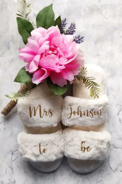 emporella's tweet photo. Morning #EarlyBiz where are these days going? Love these personalised Double Band Fluffy Faux Fur, Glitter Slippers, perfect for a #brideto or a #gift for you 💖https://t.co/qEOVHDlrY7
#wedding #henparty #bridal #slippers #giftforher #bridesmaid
#brides #Fluffy https://t.co/xHETxHfAso