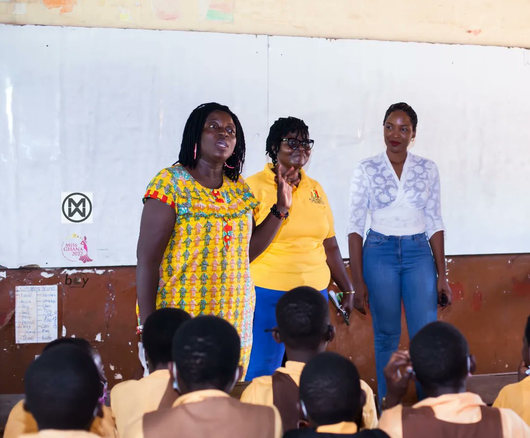 MissGhana's tweet photo. MG22 2RU Vanessa Vifah is @nccegh1 Civic Ambassador Ms. Kathleen Addy Chairman of the @nccegh1 presented the award🙏🏿🥳
#missghanaofficial #mgf #MG22 #MG65
#exclusiveevents #missghanaevents
#civiceducation #ghanaianwomenwhoinspire #womenofchange
#wemakequeens #wehaveaqueen https://t.co/qH6y2Dsm4C