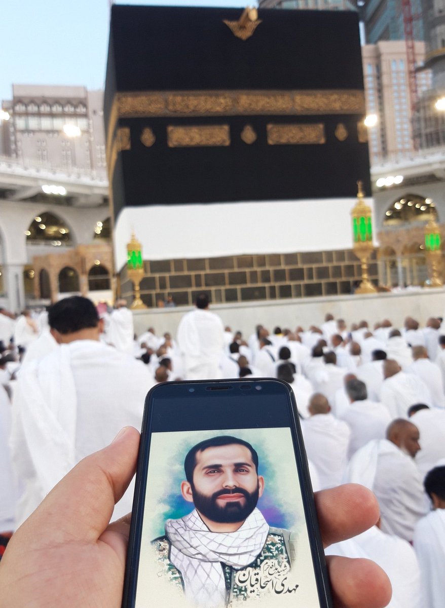 وزير الخارجية الايراني يلتقي أسرة ايرانية ويواسيهم بعد أن قبضت السلطات السعودية على ابنهم وهو حاج ايراني سيّس الحج والمشاعر الاسلامية بنشر صور قتلى ارهابيين أمام الكعبة المشرفة ونشرها بعبارات طائفية وسياسية عبر حسابه.