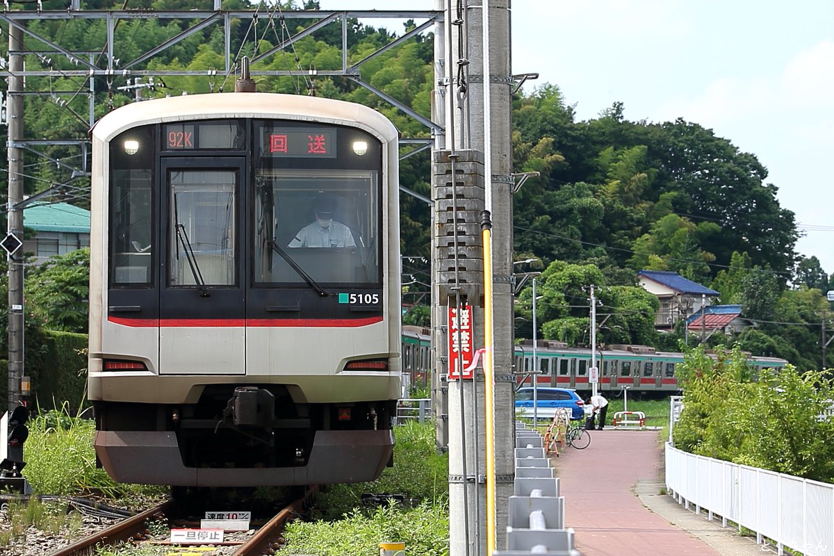 Tokuchan4698606's tweet photo. 2022年8月22日(月)
東急5000系5105F
長津田車両工場入場
久しぶりに3色LED車が検査入場することになり、今回は5105Fが恩田へ入場しました。
デハ8530が無架線地帯に留置されており、入場の様子を見守っていました。両者の組み合わせを見るとどこか懐かしさを感じますね。
#東急5000系
#5105F https://t.co/84zeptrsQB