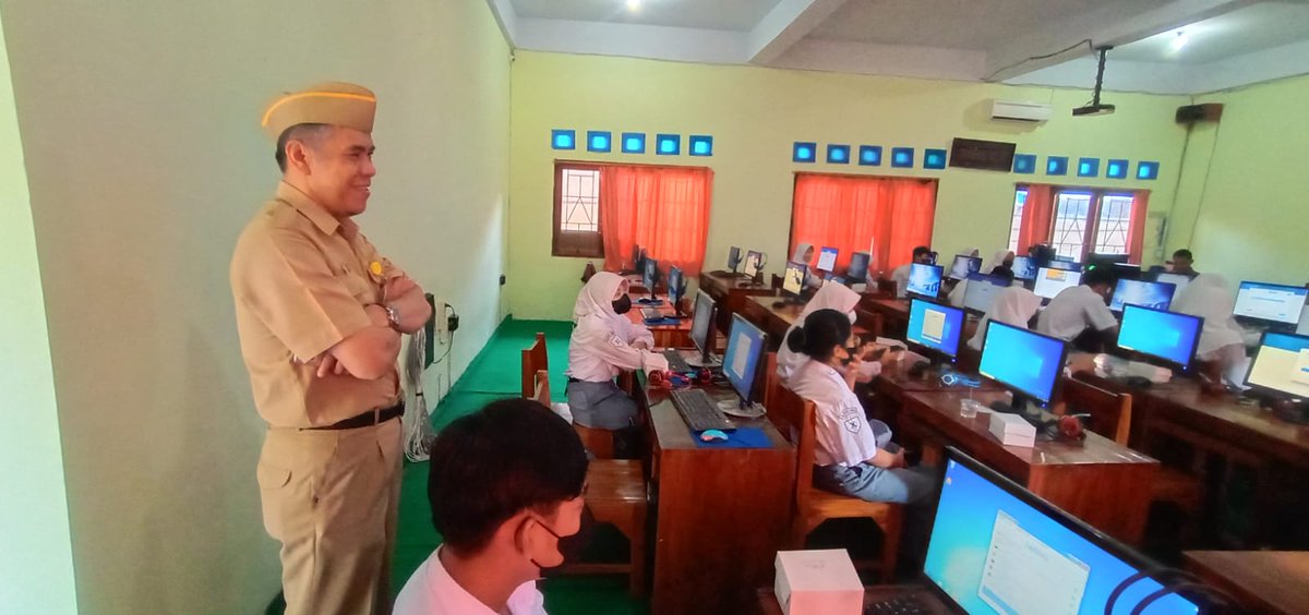 sman_2_kendal's tweet photo. Gladi bersih ANBK Tahun 2022 dilaksanakan pada tanggal 22 s.d. 23 Agustus 2022. peserta ANBK terdiri dari kelas XI dengan jumlah peserta sebanyak 45 sebagai peserta utama, dan 5 sebagai peserta cadangan.
#anbk #smanda #smandakendal #sman2kendal #kendal #sma https://t.co/HXTy1K1I3K