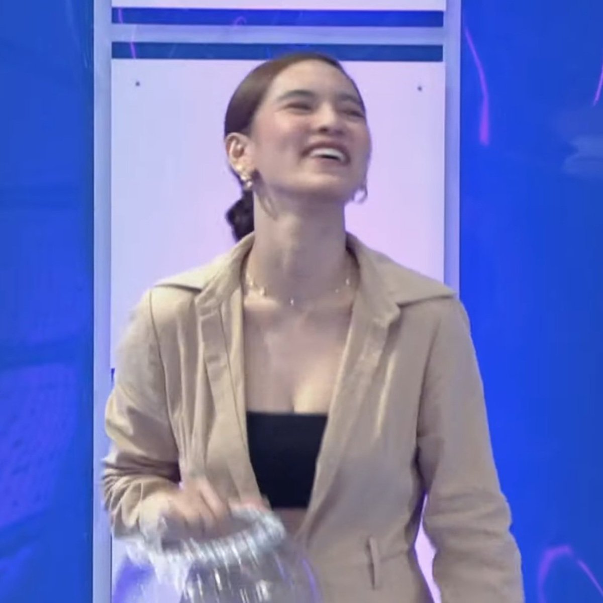 JGSupremacy's tweet photo. Kakabalik pa lang, na okray na agad yung damit. HAHAHA!

Okay lang yan @jackiegirlg, ikaw na po ang pinakamagandang ghostbuster! <3

#ShowtimeSureball | #JackieGonzaga | Jackie Gonzaga https://t.co/YZZUfZVxUd