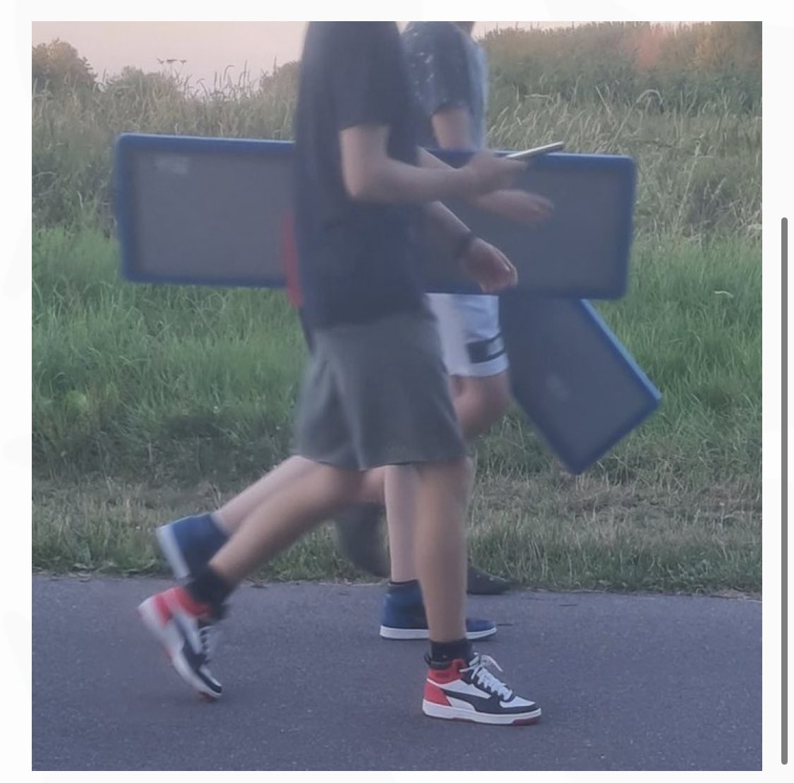 Wie zijn deze 2 personen. Herkenbaar aan sneakers en korte broek. In de omgeving van de harreweg Zij hebben straatnaamborden geleend van de gemeente #schiedam  die we graag weer terug willen hebben.