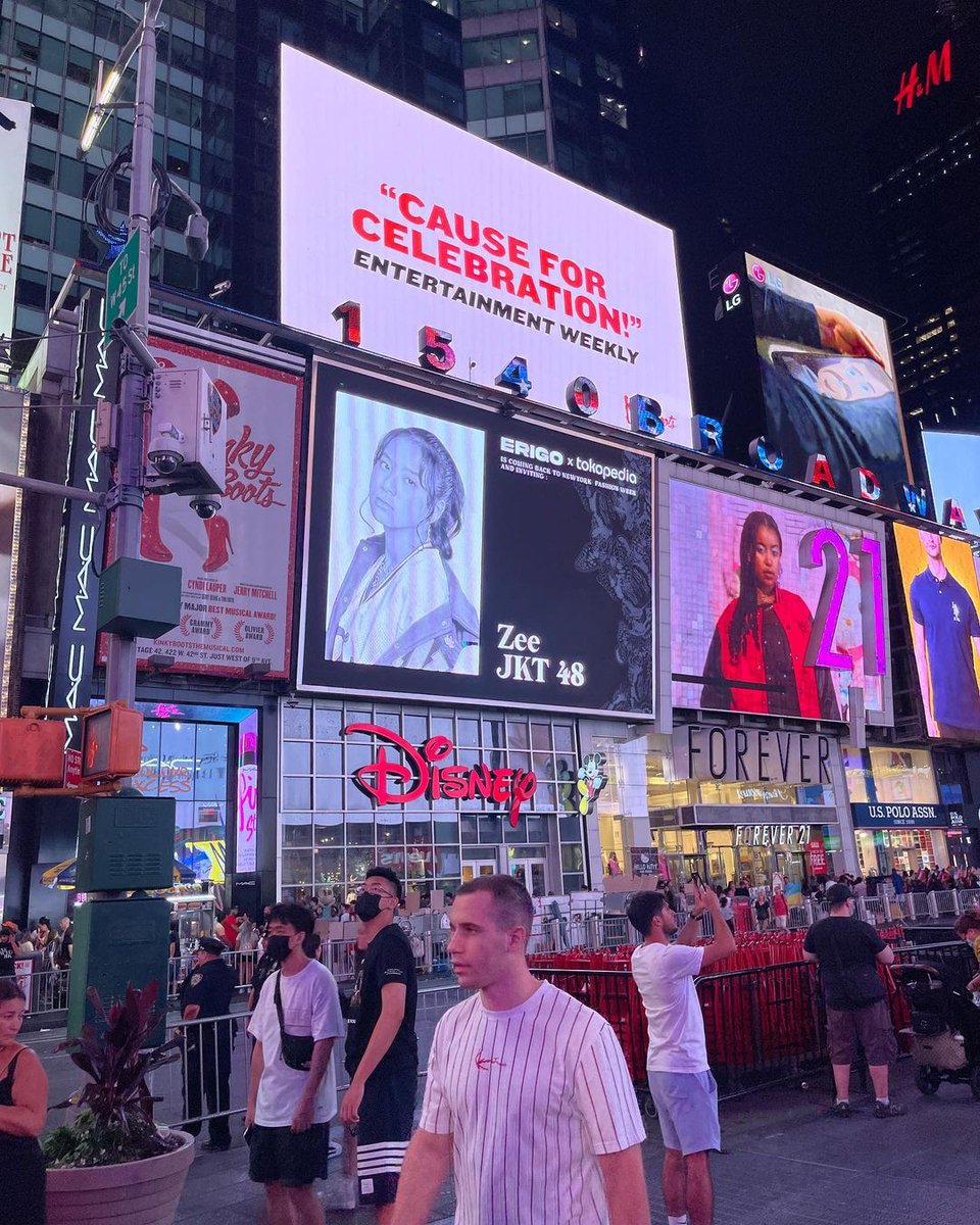 48timee's tweet photo. Zee JKT48 akan menjadi salah satu perwakilan ERIGOxTokopedia pada event New York Fashion Week

Proud of you, Zizoy!🔥🔥 https://t.co/lSxKmmnmsi