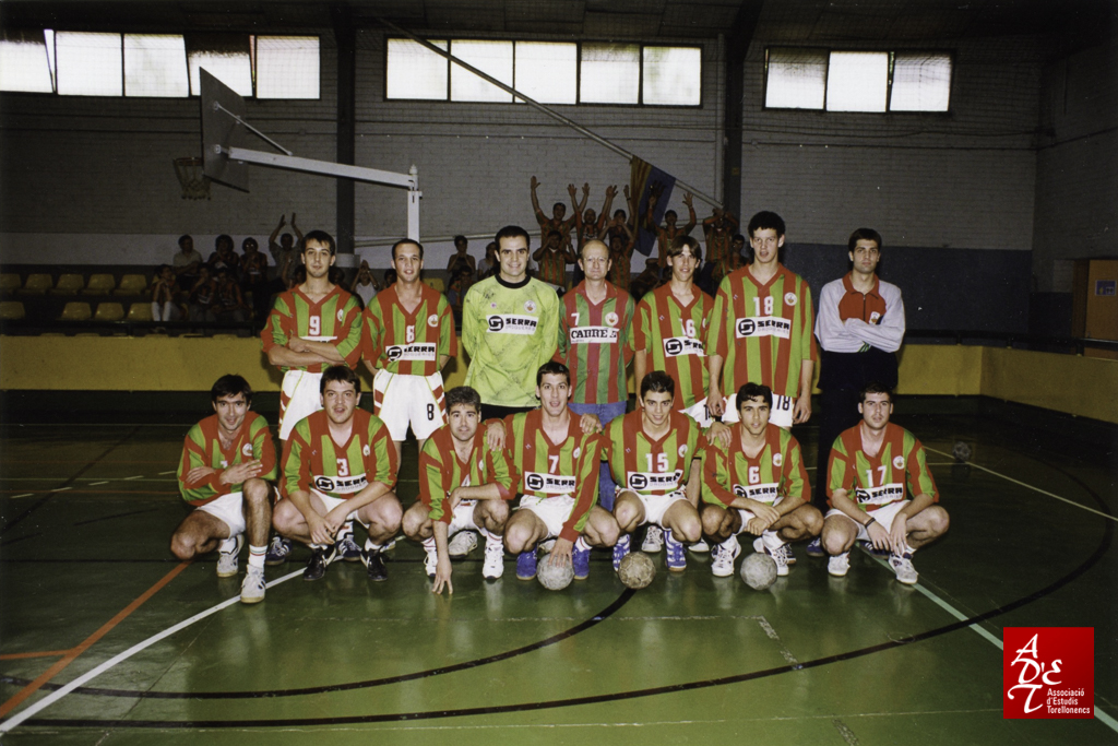 adetcultura's tweet photo. 🤾‍♂️ Torelló va tenir un club d'handbol durant molts anys. La foto, del fons patrimonial de l'ADET, és del dia 12 de juny de l'any 1999, d'un partit a Martorell. Veieu alguna cara coneguda? #FemAdetFemCultura https://t.co/NlV4QgkgFA https://t.co/19t1rYxJbZ