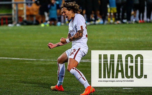 ElenaLinari's tweet image. Before (photo 1)…and after (see the other photos) @emiliehaavi penalty!!! WE MAKE HISTORY, GIRLS! Proud of you 💛❤️ #noisiamolaroma @ASRomaFemminile #uwcl #thedreamcontinues