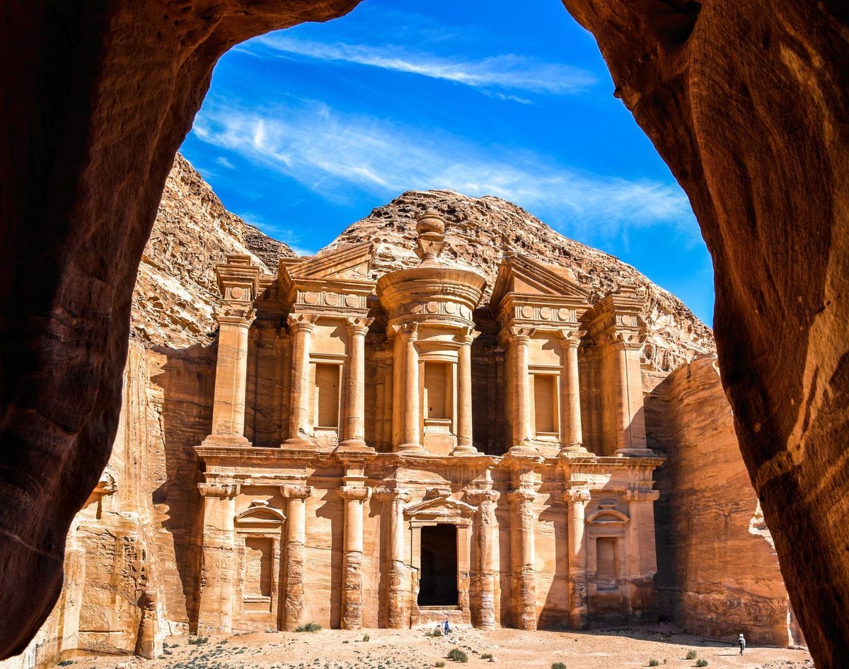 Le 22 août 1812, l'explorateur suisse Jean-Louis Burckhardt découvre Pétra en Jordanie.

À seulement 20 ans, il va révéler au monde la cité nabatéenne jusqu'alors oubliée depuis des siècles. 1/8