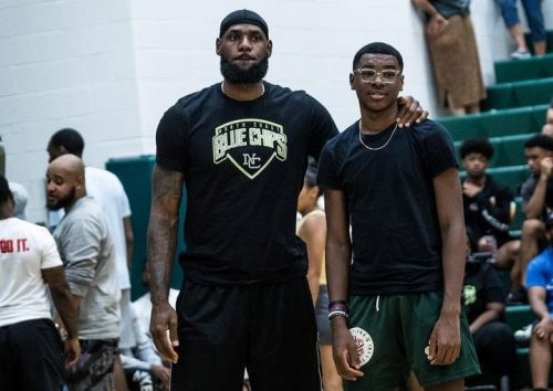basketusa's tweet photo. A 15 ans, Bryce James a déjà une offre d’une université https://t.co/w1V5QyEkLx https://t.co/F3Dz0hhNhZ