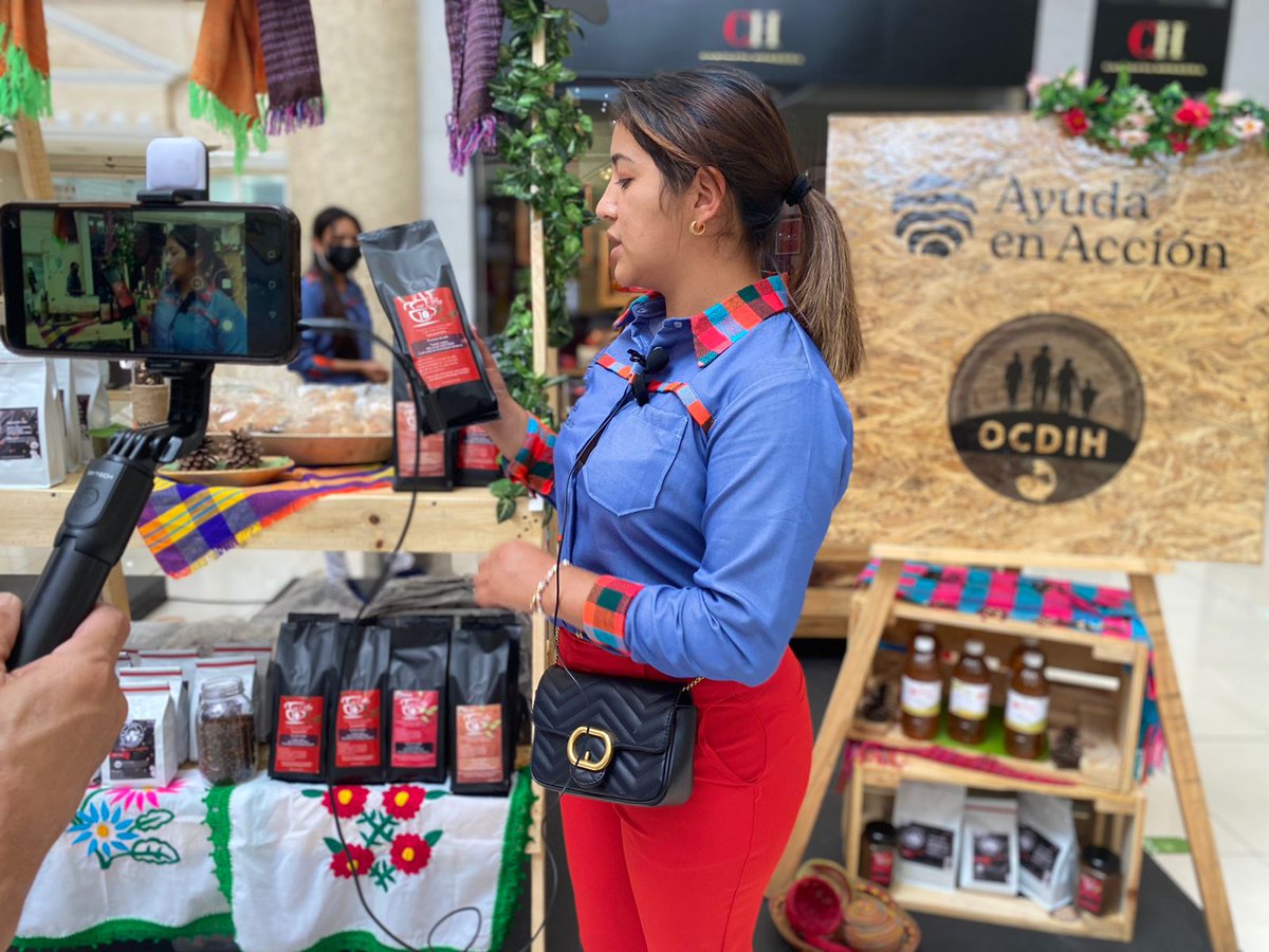 ayudaenaccion's tweet photo. Desde Honduras 🇭🇳 apoyamos a las jóvenes lencas a comercializar el café que producen en varias ferias como el "Coffee Show", donde somos copatrocinadores junto #OCDIH. https://t.co/IORVeaescR