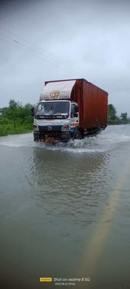 ankitgourvds121's tweet photo. ग्राम बूढ़ी बागरोद, तहसील त्योंदा में अत्यंत भारी वर्षा के कारण NH-146 (Vidisha -Sagar road )पर तालाब में रिसाव के कारण पानी आता हुआ । गांव में बाढ़ जैसे हालात।
@vidishadm 
@OfficeofSSC https://t.co/w8qcGo1qY9