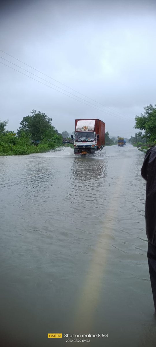 ankitgourvds121's tweet photo. ग्राम बूढ़ी बागरोद, तहसील त्योंदा में अत्यंत भारी वर्षा के कारण NH-146 (Vidisha -Sagar road )पर तालाब में रिसाव के कारण पानी आता हुआ । गांव में बाढ़ जैसे हालात।
@vidishadm 
@OfficeofSSC https://t.co/w8qcGo1qY9