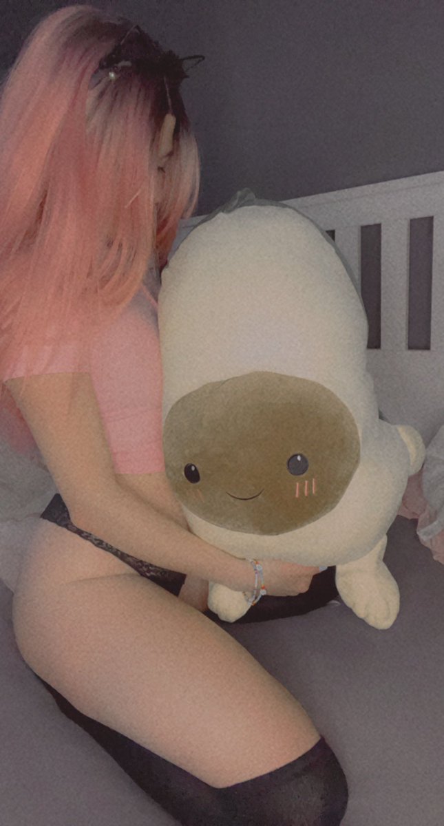 Let’s cuddle daddy 🥺 #colouredhair #stuffie #thighhighs #avocado #longhair #petite #skinny