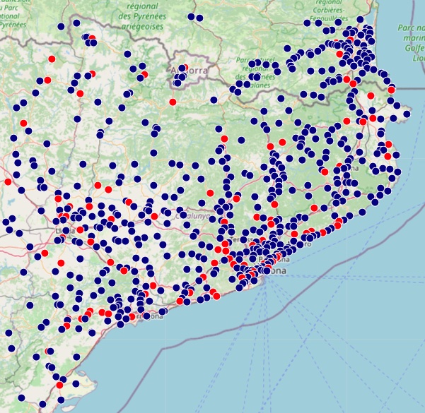 miquelduran's tweet photo. Un altre mapa en relació a l'estudi de notabilitat de persones de https://t.co/kBs9zdgykT, punts vermells, municipis on la persona més notable és una dona (95); punts blaus, el mateix per a homes (545) #mesdones https://t.co/XKTPTst4ev