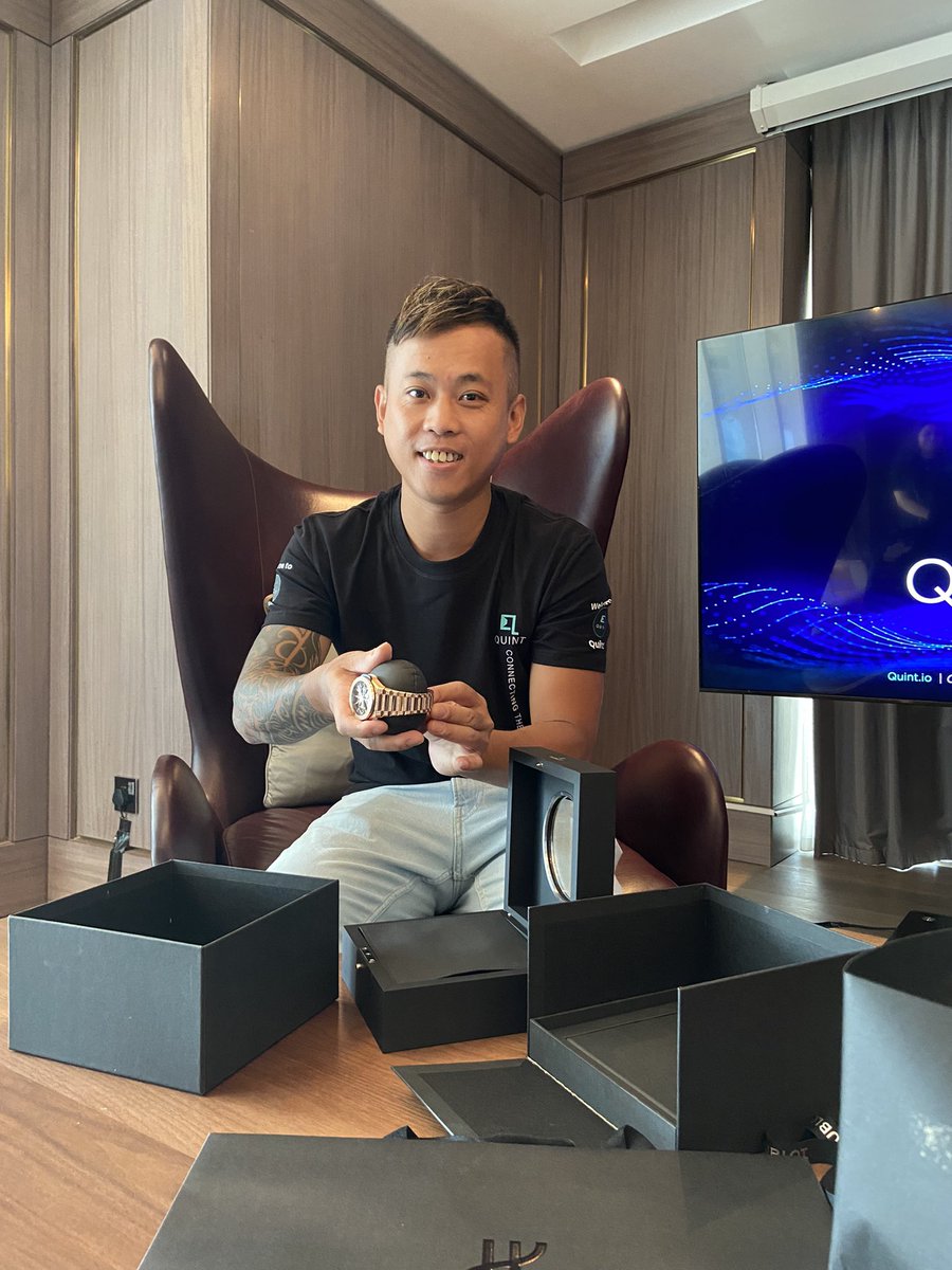 qq209888928's tweet photo. A very Happy #Quinter receiving his lucky prize from the last Luxury Raffle Pool! @hublot 🎉🎉😂

https://t.co/JUEDHEyklO $Quint https://t.co/JDHgkZG5NY https://t.co/VvSADoGD7v