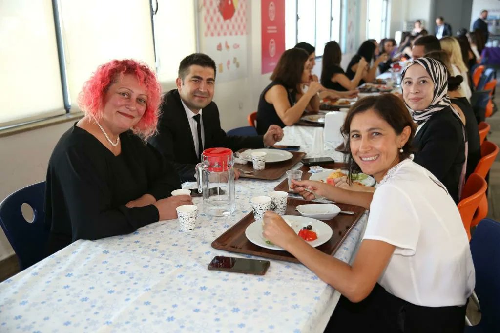 UOCalli's tweet photo. Yeni eğitim öğretim dönemimizin Ağustos ayı hizmet içi eğitim dönemimize tüm öğretmenlerimizle birlikte dinlenmiş, zinde, mutlu ve sağlıklı bir şekilde başlangıç yaptık. #UğurluOlmak https://t.co/kRsaeCQ5qQ