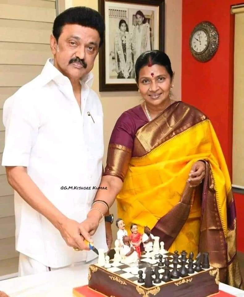 AnbumanistalinA's tweet photo. மாண்புமிகு தமிழ்நாடு முதல்வரும்
பாசமிகு அண்ணியாரும்..❤
#CMOTamilNadu #MKStalin #DurgaStalin #WeddingAnniversary #ChessCake https://t.co/hWkyoeCXrl