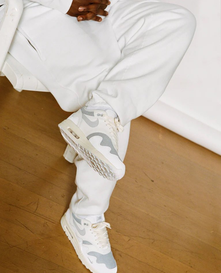FitThemAll's tweet photo. La Nike Air Max 1 x Patta « Pure Platinum » arrive enfin 🌊 https://t.co/LCXOog31ul