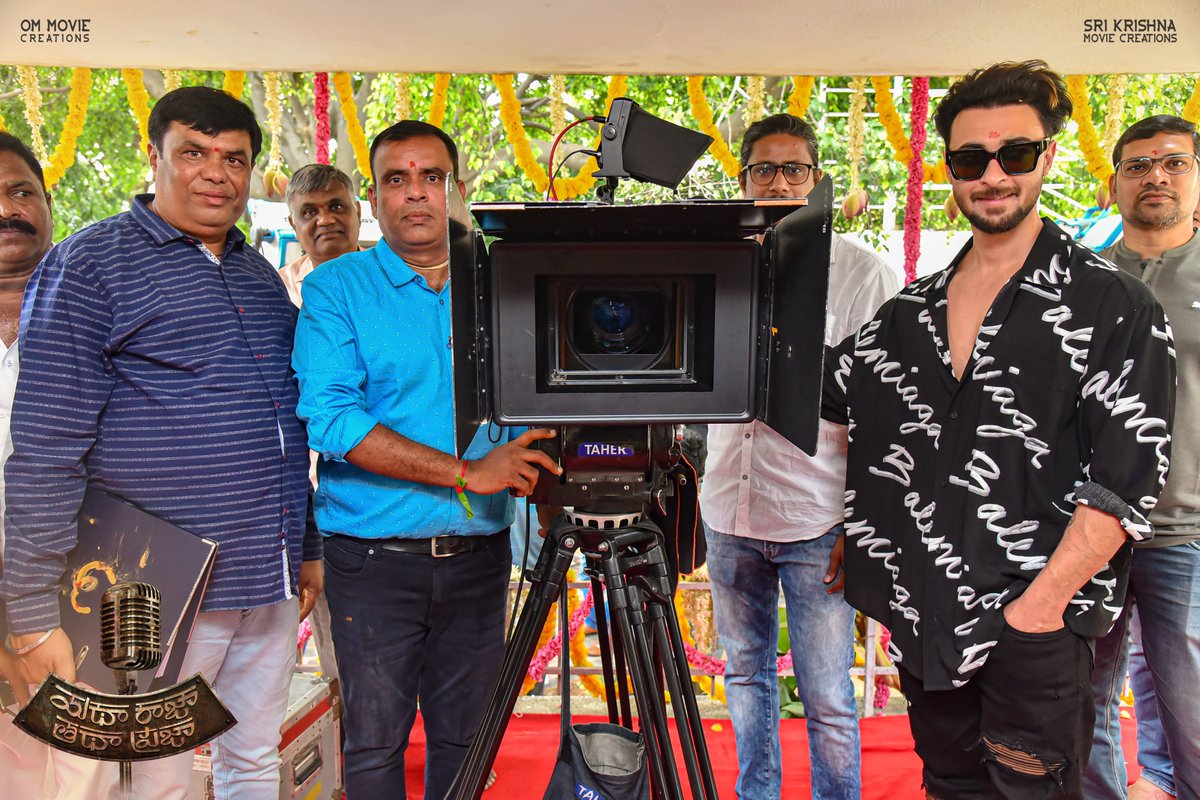 PulagamOfficial's tweet photo. Clicks from @AlwaysJani's new film #YathaRajaTathaPraja Pooja Ceremony💥
🎬 & 📒 handed by @ImSharwanand
🎥 ON by #AyushSharma
1st shot directed by #KarunaKumar
@imVdeshK @verma_shrasti #SrinivasVittala #HareshPatel #OmMovieCreations #SriKrishnaMovieCreations @PulagamOfficial https://t.co/OPk3GgYWBg