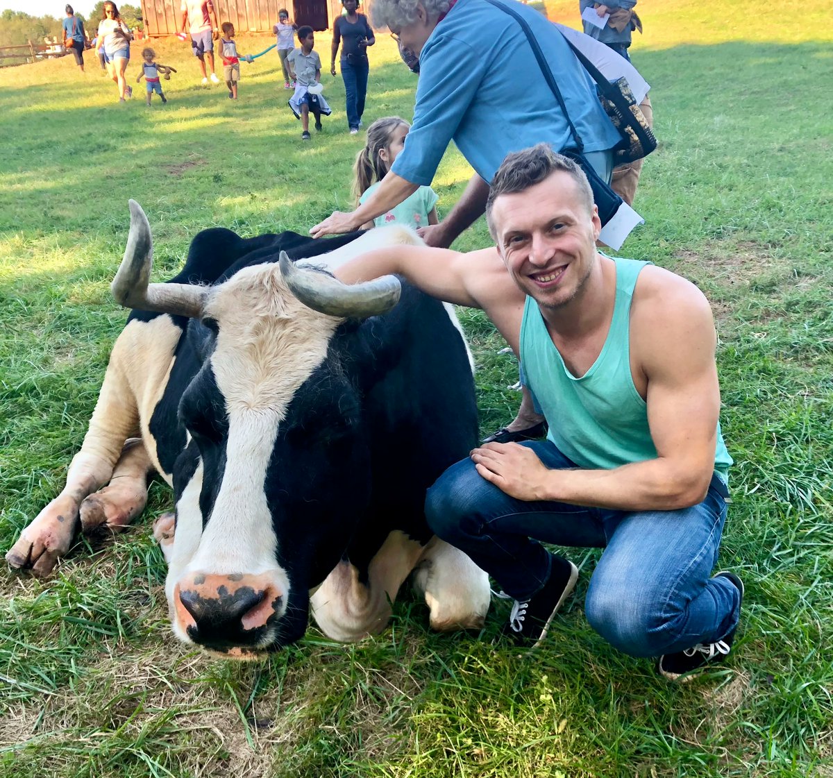 JohnOberg's tweet image. RT if animals bring YOU happiness, too. 🧡

I've been speaking up for animals on Twitter &amp;amp; social media for 10 years. ✊

I poured my decade of knowledge into my online course, "Mastering Social Media to Change the World"

Enroll now (for free, if needed): advocacycollab.com/mastering-soci…