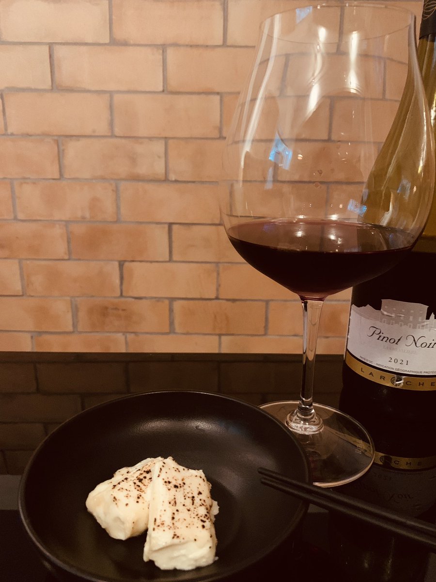 VindAnge1's tweet photo. [Omakase Wine Course]
Laroche Pinot Noir(France Pays d’Oc) with Cream cheese pickled in Saikyo miso🥂Japanese food×Wine.
本日のグラスワインコースの赤ワインには甘味のある西京味噌で漬けたクリームチーズを合わせています🍷
#bangkok #winebar #omakase #ソムリエ https://t.co/kAVT02aJGx