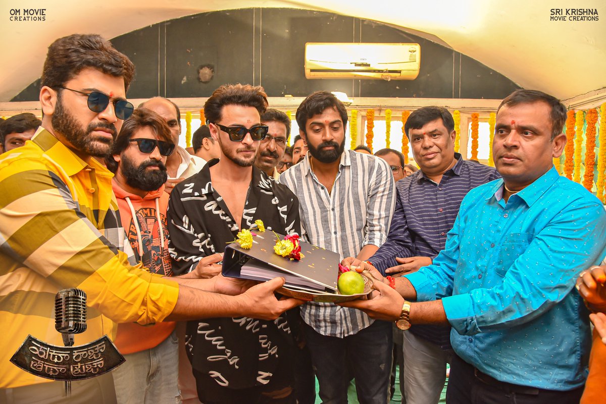 AlwaysJani's tweet photo. Thank you for gracing the Pooja Ceremony of my new film #YathaRajaTathaPraja 🙏🏼
@ImSharwanand garu, #AayushSharma ji & #JKarunaKumar garu 😇
@imVdeshK @verma_shrasti #SrinivasVittala #HareshPatel #OmMovieCreations #SriKrishnaMovieCreations @PulagamOfficial https://t.co/ggVBogGXSL