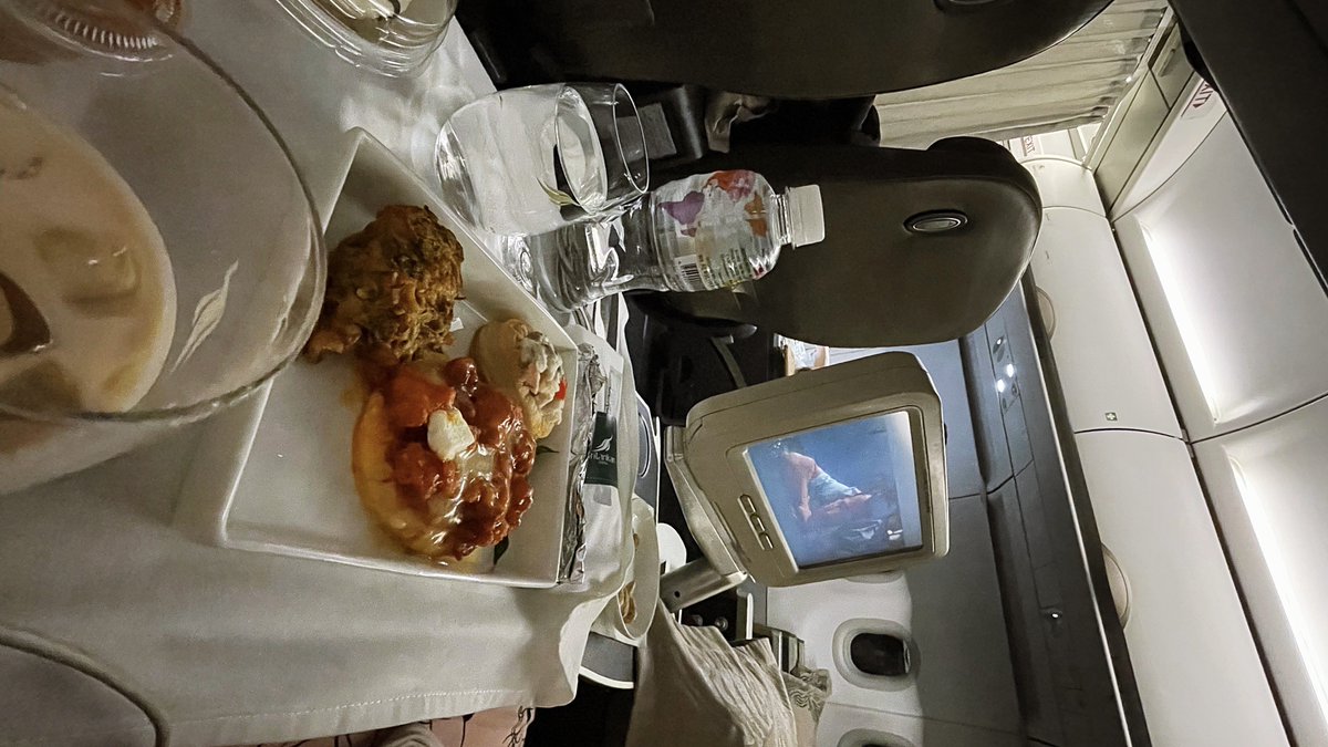 veidehigite's tweet photo. Flying business class with @flysrilankan from Colombo to Mumbai be like! ❤️ #namastefromsrilanka #iflysrilankan #youareourworld #onlyinsrilanka #srilankanairlines #TravelWithKrazyButterfly #businessclass #flybusinessclass https://t.co/GnlfKvl9lD