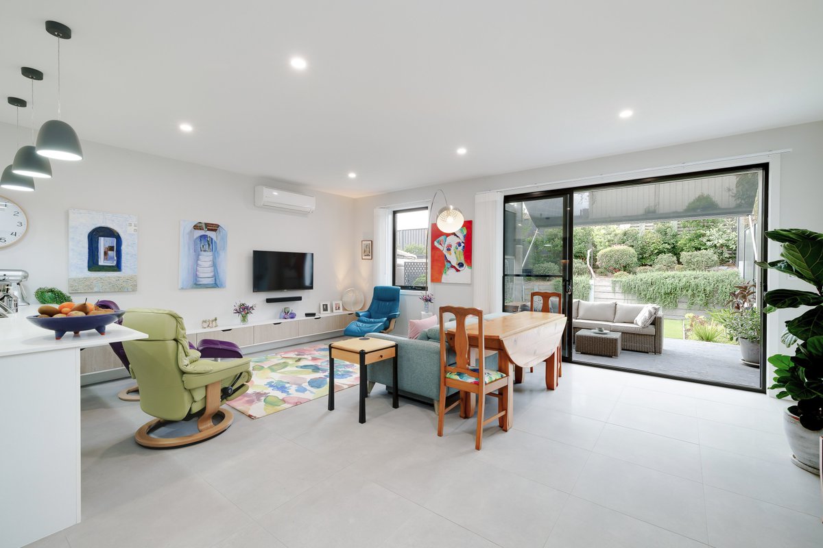 Eye3PhotoDesign's tweet image. 7 Ryhope St Mount Hutton, photographed for Lisa Borstel at Raine &amp;amp; Horne Belmont.

Such a beautifully presented home with an abundance of colour and original artwork.

#realestatephotography #realestate #eye3photodesign #newcastlerealestatephotographer #lakemacquarierealestate