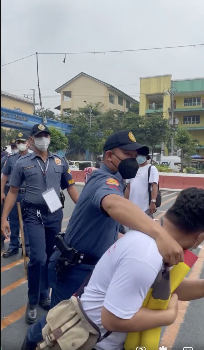 natoreyes's tweet photo. Bakit ganito na lang ang galit ng mga pulis dun sa mga aktibista na namimigay ng face masks?
1. Epekto ito ng sistematikong indoktrinasyon at red-tagging na ginawa ng mga ahensya ng gobyerno. Sa training ng mga pulis, tinuturo sa kanila na ang aktibista = komunista = terorista. https://t.co/ovoQ8QUsU0
