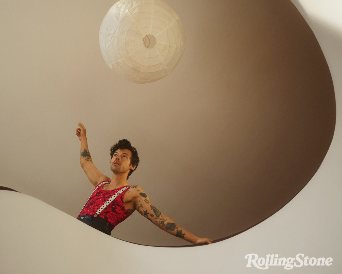 RollingStone's tweet photo. .@Harry_Styles for Rolling Stone's September issue, shot by Amanda Fordyce. https://t.co/elaMQWyzpC https://t.co/Mxz2GcFSWU