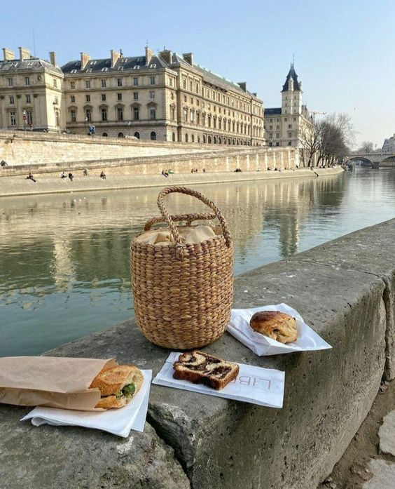 liIacdaisy's tweet photo. how I'd love to go to Paris again https://t.co/1sthhAwDNE