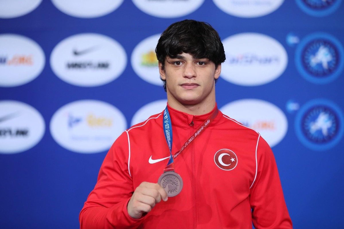 Tebrikler Alperen! 👏🏻🥉

Bulgaristan’da düzenlenen, U20 Güreş Dünya Şampiyonasında Samsun Atakum Kampüsü öğrencimiz Alperen Berber, Grekoremen stil 82 kg derece ile Dünya Üçüncüsü olmuştur. 🇹🇷

Sevgili öğrencimizi tebrik eder başarılarının devamını dileriz.🙏🏼

#bahçeşehirkoleji