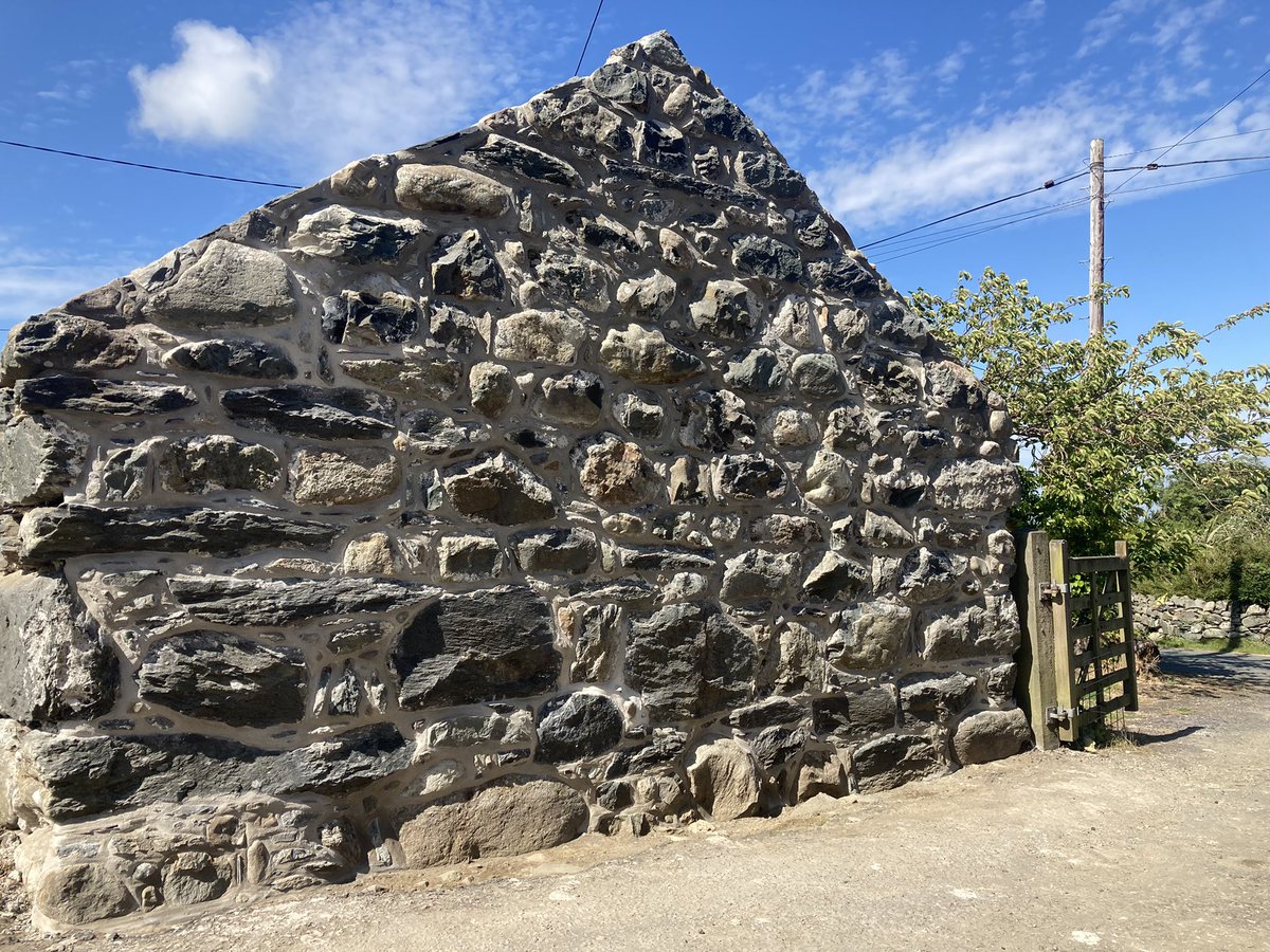 llyrg_jones's tweet photo. Lluniau cyn ac ar ôl o’r gwaith ail-bwyntio ar dalcen yr hen fwthyn yma sydd yn dyddio yn ôl i’r 17 eg ganrif . 
Before and after photos of the work on re-pointing the gable-end on this old cottage dating back to the 17 th century.#heritage #treftadaeth #conservation #cadwraeth https://t.co/UxlOiNfrwv