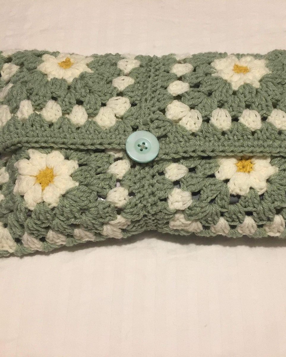 TheHoneychapter's tweet photo. Crochet daisy book cover I’ve made for my books pattern by me 
#crochet #crochettwitter #daisy #crochetdaisygrannysquare #colorful #grannysquare #daisyflower @BookedPath @PaperAshes @MaryCrocco2 @alunarhigh @moonbornewriter @Kaelsreads @MidnightLMouse @BBM_YoungAdult @Marie_Lu https://t.co/1HQt5G6zLw