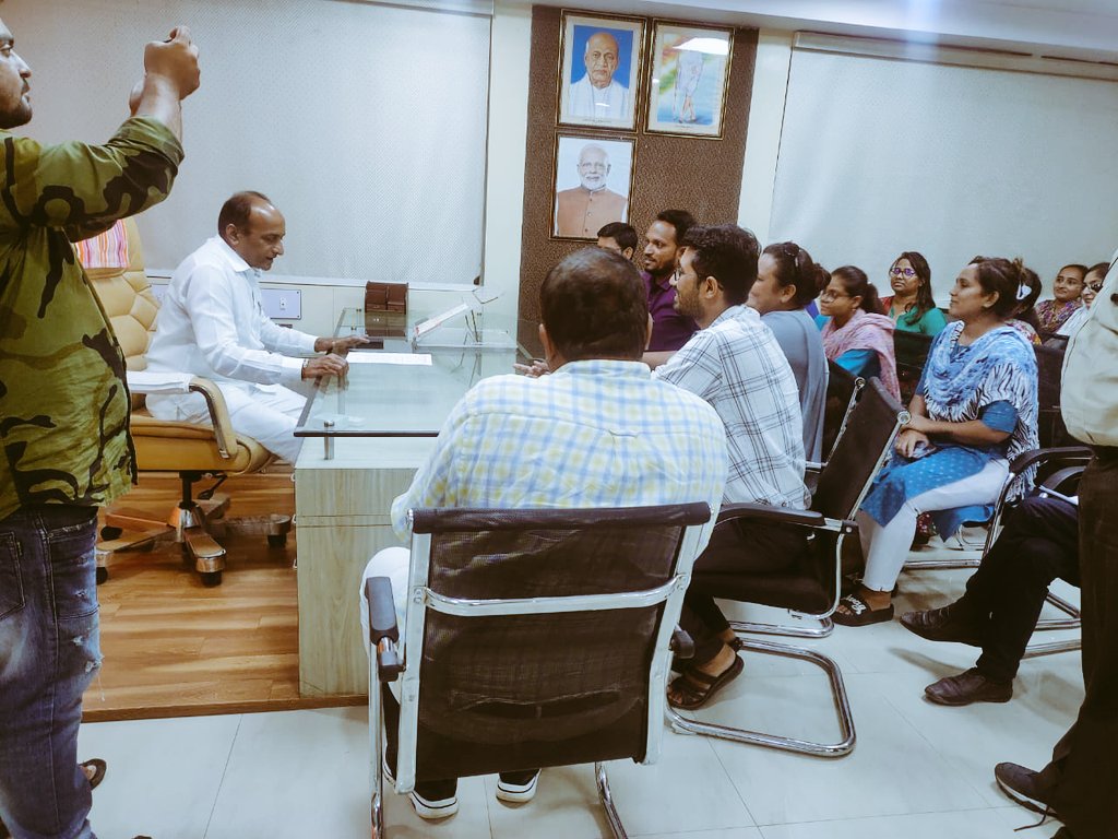 આજરોજ <a href="/VadodaraTCM/">વડોદરા તાલુકા તલાટી કમ મંત્રી મંડળ</a> દ્વારા વડોદરા જિલ્લા પંચાયત પ્રમુખ સાહેબને મળી 21 દિવસથી ચાલતી હડતાલ બાબતની ચર્ચા કરવામાં આવી તથા પડતર માંગણીઓ અંગે જરૂરી મુદ્દાઓની વિસ્તારપૂર્વક રજૂઆત કરવામાં આવી.
<a href="/GRTMM1/">ગુજરાત રાજ્ય તલાટી મંત્રી મહામંડળ (OFFICIAL)</a> <a href="/CMOGuj/">CMO Gujarat</a> <a href="/brijeshmeja1/">Brijesh Merja</a> 
#सचिवजीहड़तालपेहै #TCMStrikeGujarat