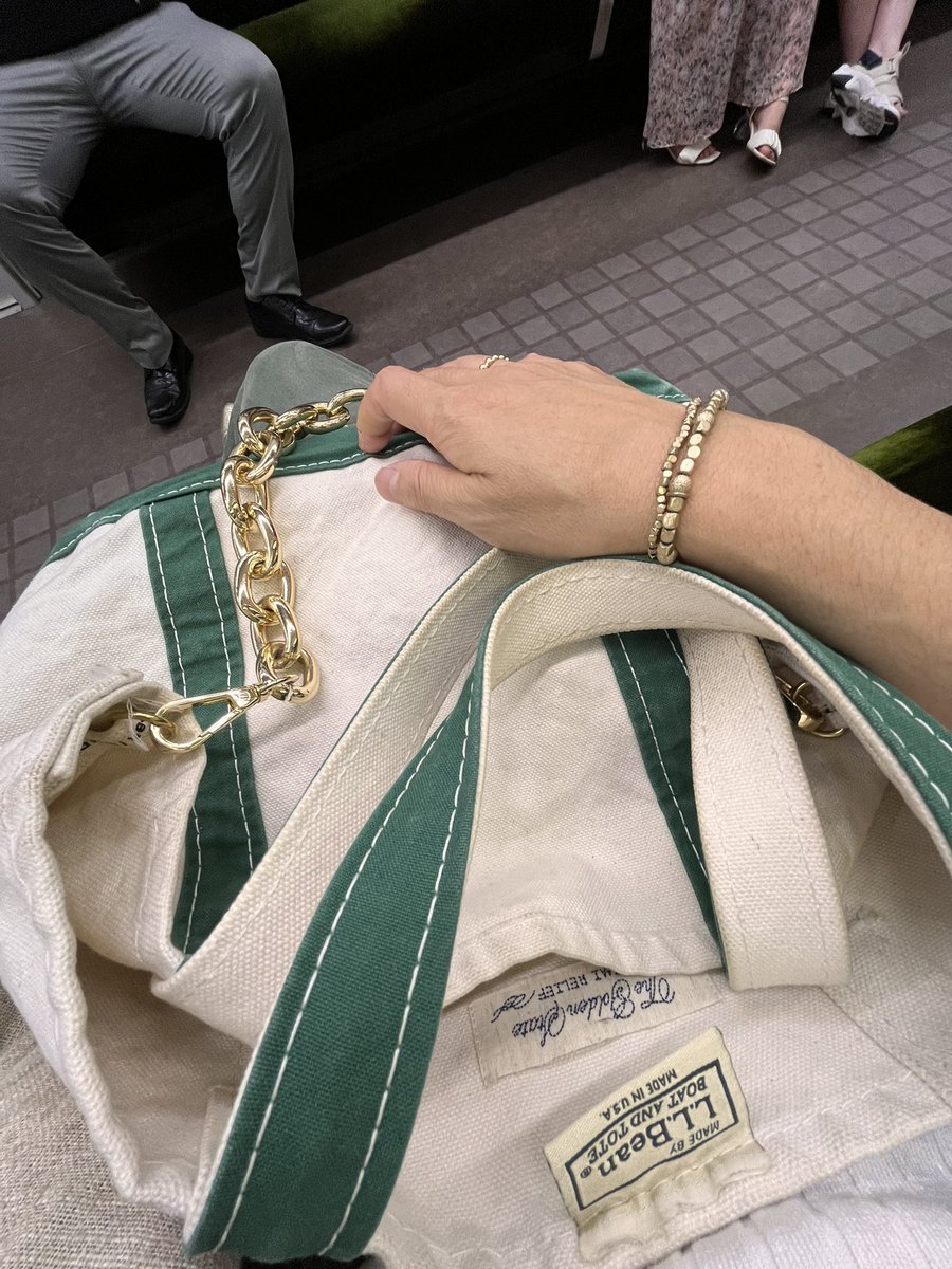 Life_Love_Style's tweet photo. はぁ〜今日も１日お疲れﾁｬﾝ😑🌀

最近お気に入りの👜🥰💕
エルエルビーン✕レミレリーフの👜にグッドグリーフのゴールドチェーン付けて👍 ̖́-
めちゃくちゃ可愛い🤭❤️

 #エルエルビーン
 #レミレリーフ 
 #グッドグリーフ
 #今日も皆さんお疲れ様✋😆✨ https://t.co/3IRkUGepsj