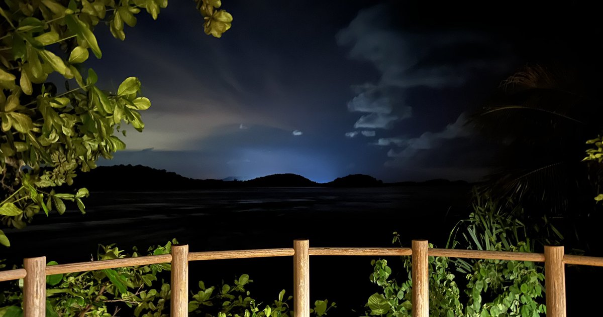sufw's tweet photo. We’re over 100km away on an island in the South China Sea, yet the glow of Singapore is still very apparent over the horizon. #lightpollution https://t.co/N41Ewdy44a